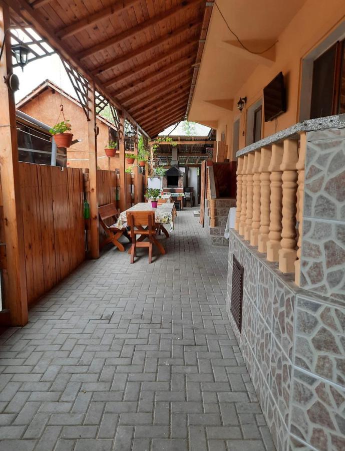 Pensiunea Cristiana Curtea de Argeş Extérieur photo